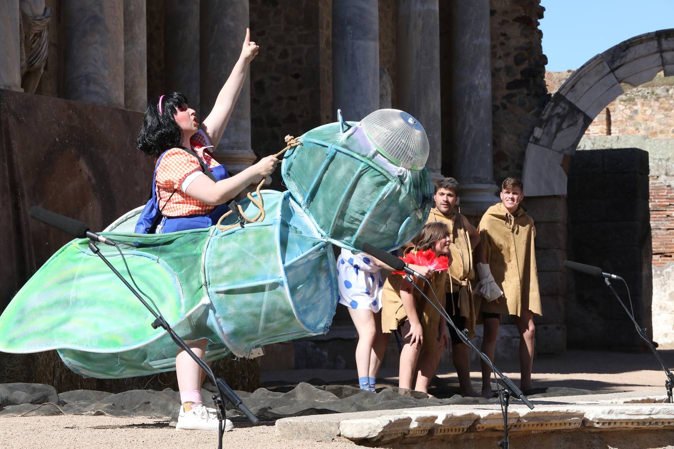 El grupo 'Párodos Teatro' del IES Siberia Extremeña, de Talarrubias (Badajoz), ha representado la obra clásica 'La Paz', de Aristófanes.