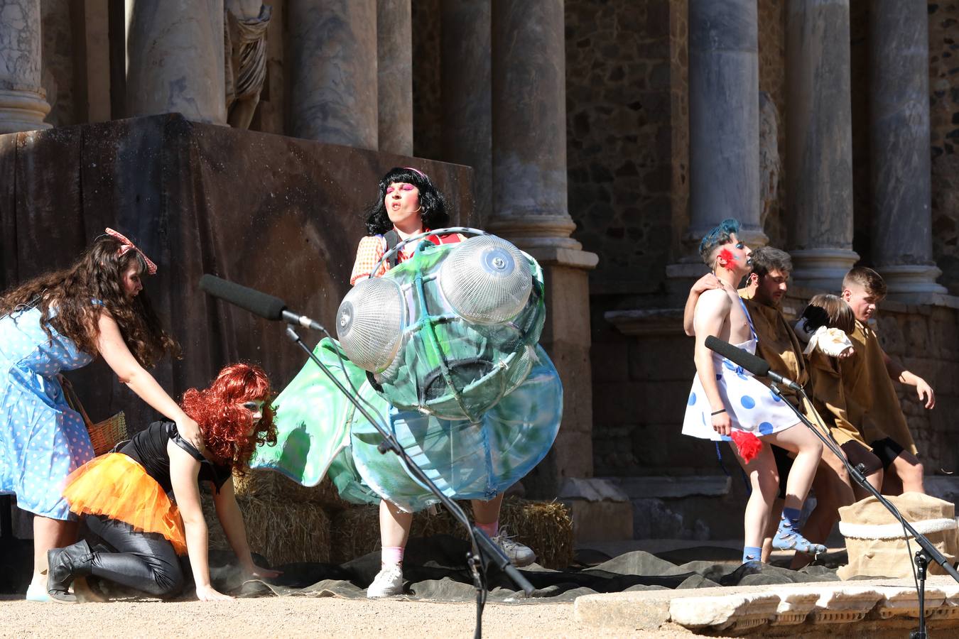 El grupo 'Párodos Teatro' del IES Siberia Extremeña, de Talarrubias (Badajoz), ha representado la obra clásica 'La Paz', de Aristófanes.