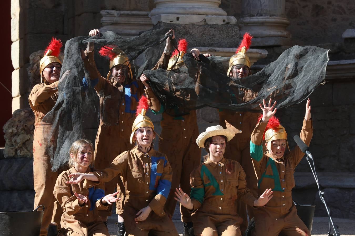 El grupo 'Párodos Teatro' del IES Siberia Extremeña, de Talarrubias (Badajoz), ha representado la obra clásica 'La Paz', de Aristófanes.