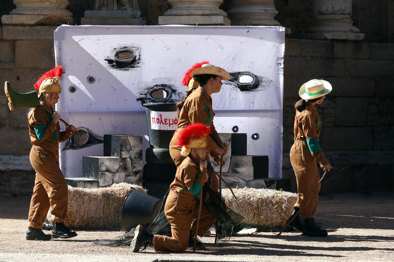 El grupo 'Párodos Teatro' del IES Siberia Extremeña, de Talarrubias (Badajoz), ha representado la obra clásica 'La Paz', de Aristófanes.