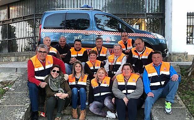 Tina Rodríguez con los miembros de protección civil