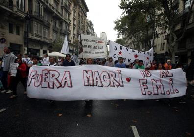 Imagen secundaria 1 - Masiva marcha de sindicatos y pymes en Argentina contra la política de Macri