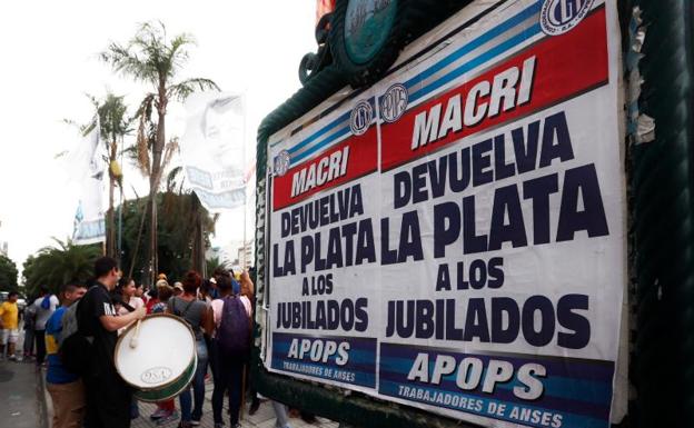 Masiva marcha de sindicatos y pymes en Argentina contra la política de Macri