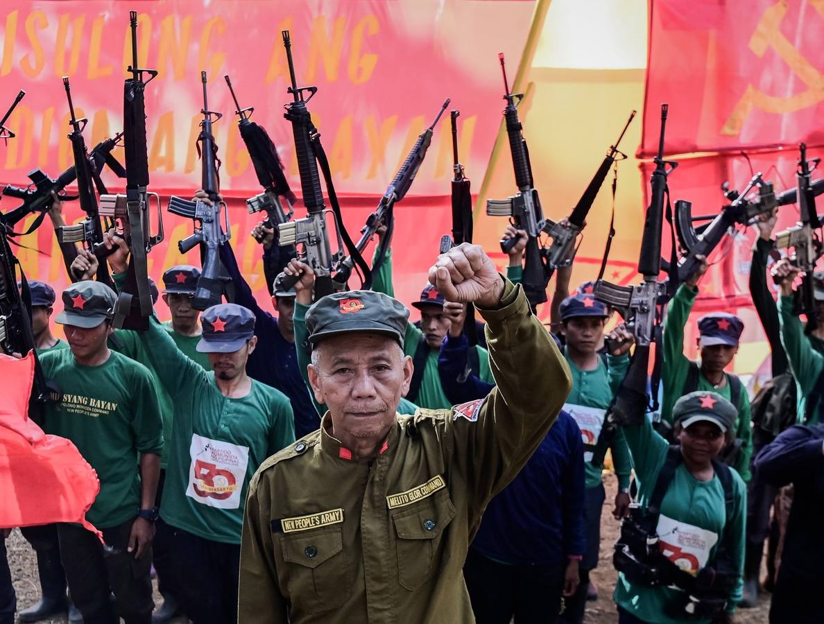 El comando Melito Glor del Nuevo Ejército del Pueblo (NEP) celebran el 50º aniversario de creación de la guerrilla comunista más antigua de Asia, en la región de Calabarzon, al sur de la isla de Luzón (Filipinas). Guarecidos en un recóndito y escarpado valle entre montañas de Filipinas, conviven una treintena de camaradas que han entregado su vida a la lucha revolucionaria.