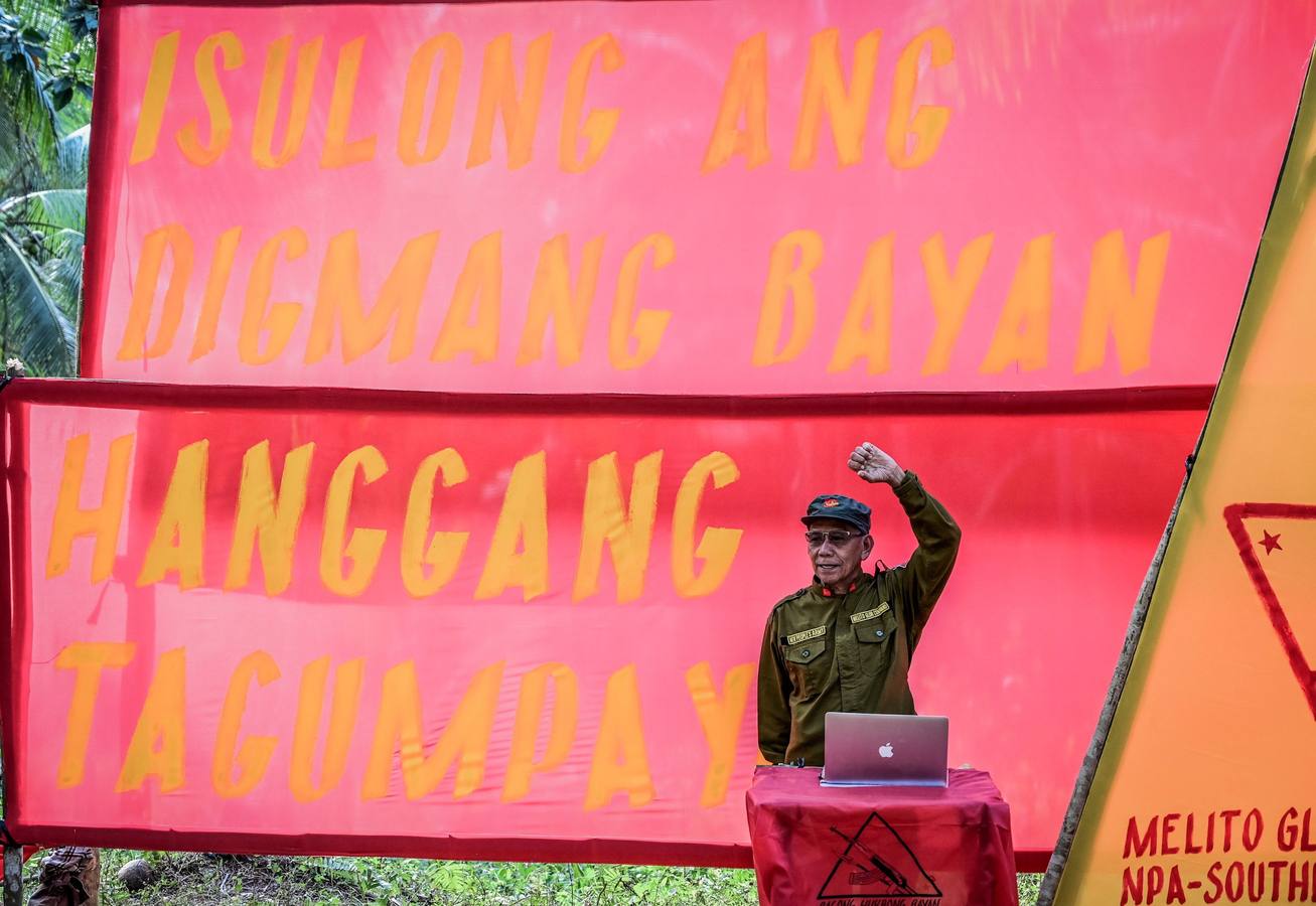 El comando Melito Glor del Nuevo Ejército del Pueblo (NEP) celebran el 50º aniversario de creación de la guerrilla comunista más antigua de Asia, en la región de Calabarzon, al sur de la isla de Luzón (Filipinas). Guarecidos en un recóndito y escarpado valle entre montañas de Filipinas, conviven una treintena de camaradas que han entregado su vida a la lucha revolucionaria.