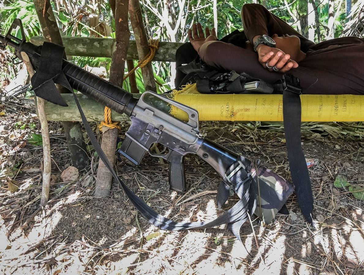 El comando Melito Glor del Nuevo Ejército del Pueblo (NEP) celebran el 50º aniversario de creación de la guerrilla comunista más antigua de Asia, en la región de Calabarzon, al sur de la isla de Luzón (Filipinas). Guarecidos en un recóndito y escarpado valle entre montañas de Filipinas, conviven una treintena de camaradas que han entregado su vida a la lucha revolucionaria.