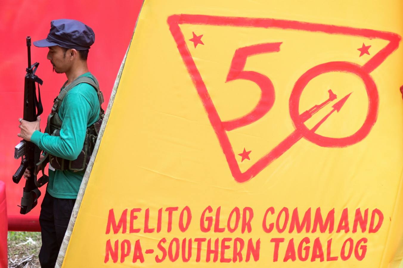 El comando Melito Glor del Nuevo Ejército del Pueblo (NEP) celebran el 50º aniversario de creación de la guerrilla comunista más antigua de Asia, en la región de Calabarzon, al sur de la isla de Luzón (Filipinas). Guarecidos en un recóndito y escarpado valle entre montañas de Filipinas, conviven una treintena de camaradas que han entregado su vida a la lucha revolucionaria.