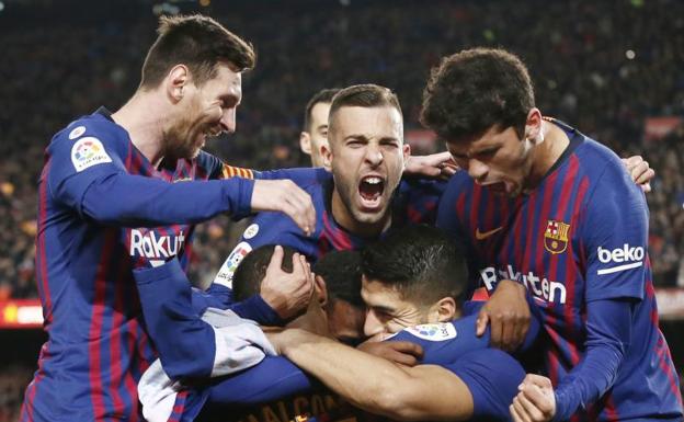 Los jugadores del Barcelona celebran el tanto de Suárez.