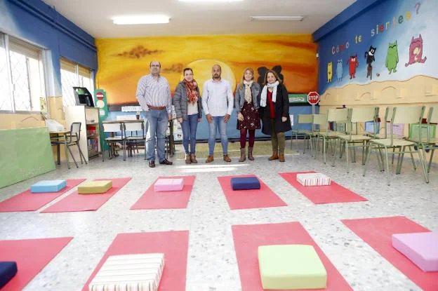 Profesores y antiguos alumnos en el 'Aula Zen' del colegio. :: armando méndez