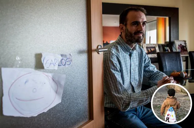 Job Gómez en el salón de su casa con un dibujo y el nombre de su hijo. :: pakopí