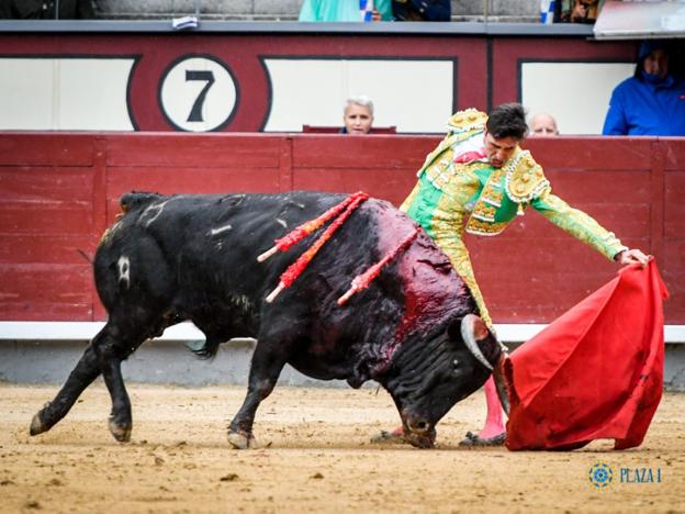 Daniel Menés durante la faena a uno de los dos novillos de Sánchez Herrero que le cayeron en suerte. 