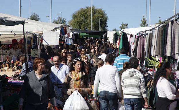 Cacereños de compras por el mercadillo de Vegas del Mocho. :: 