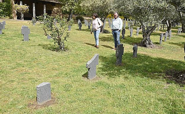 En primer término, cuatro cruces, tres de ellas destrozadas.
