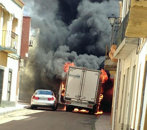 El camión ha salido ardiendo en la calle Santos de Villar del Rey