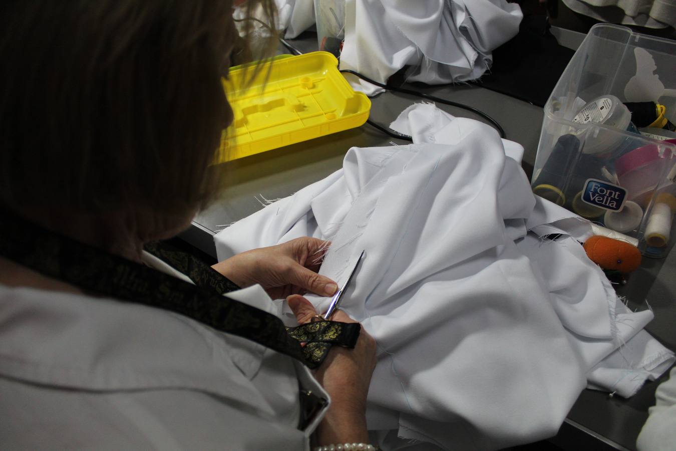 Unas 15 mujeres elaboran desde el mes de septiembre los hábitos de los nazarenos que procesionan en la Semana Santa de Badajoz.