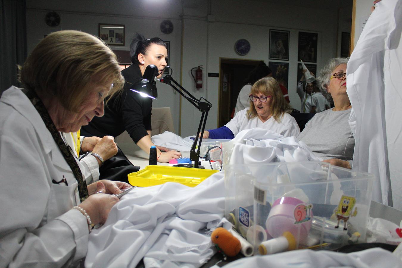 Unas 15 mujeres elaboran desde el mes de septiembre los hábitos de los nazarenos que procesionan en la Semana Santa de Badajoz.