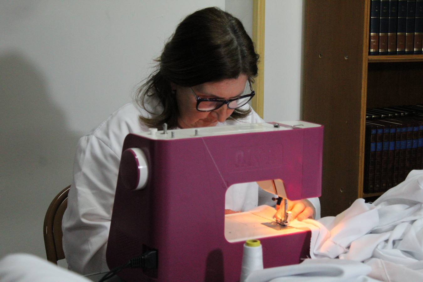 Unas 15 mujeres elaboran desde el mes de septiembre los hábitos de los nazarenos que procesionan en la Semana Santa de Badajoz.