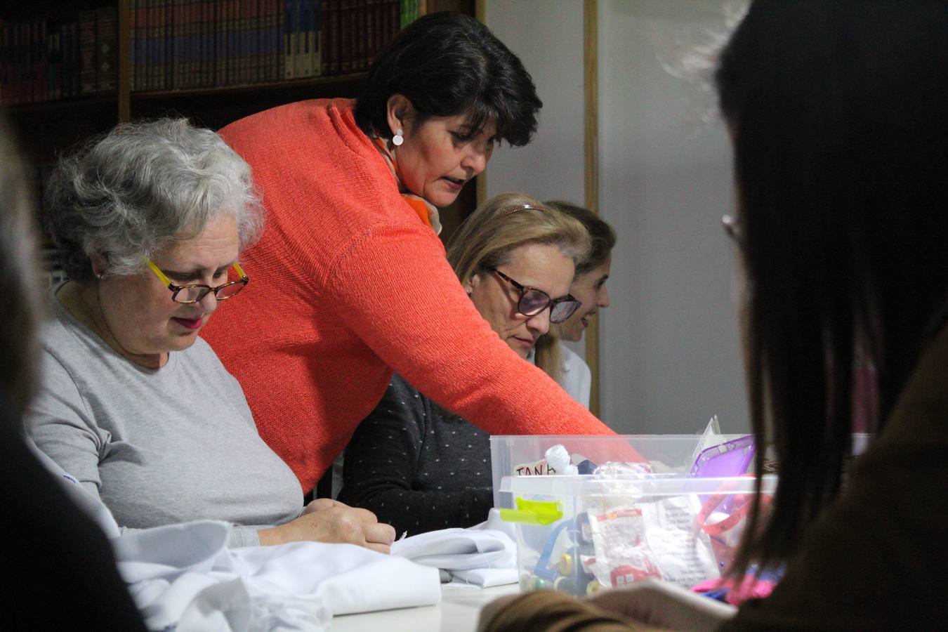 Unas 15 mujeres elaboran desde el mes de septiembre los hábitos de los nazarenos que procesionan en la Semana Santa de Badajoz.
