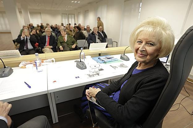 Rosa Basante Pol antes de empezar la conferencia. :: l. cordero