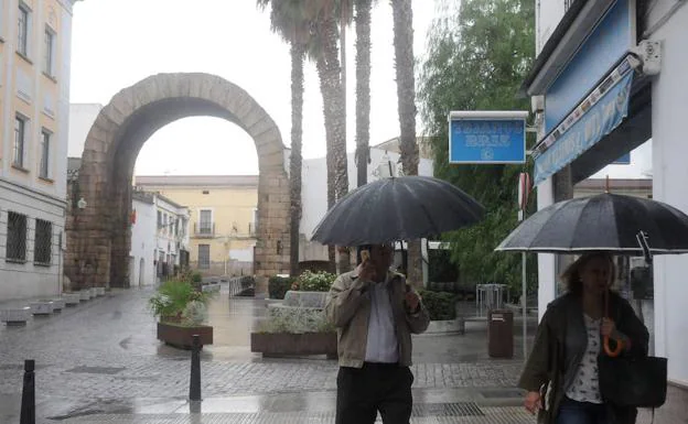 Imagen de archivo del Arco Trajano de Mérida un día de lluvia.