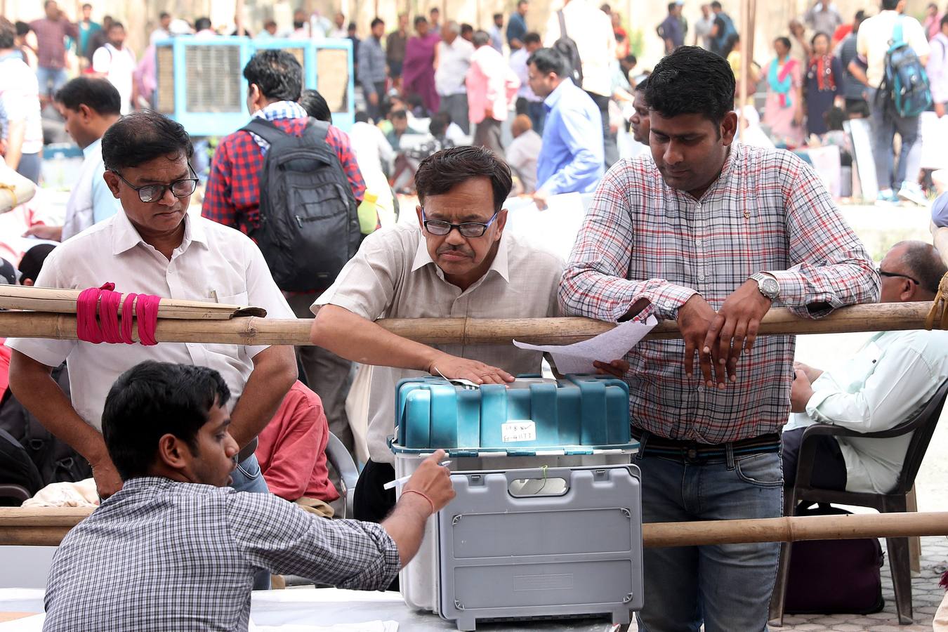 Delegados electorales reciben este miércoles las máquinas de votación un día antes del comienzo de la primera fase de las elecciones generales en Gautam Budh Nagar en Uttar Pradesh (India). La India, con casi 900 millones de votantes, se lanza este jueves a un despliegue mayúsculo de tecnología, seguridad y logística para garantizar que en la mayor democracia del mundo nadie quede sin depositar su voto. 