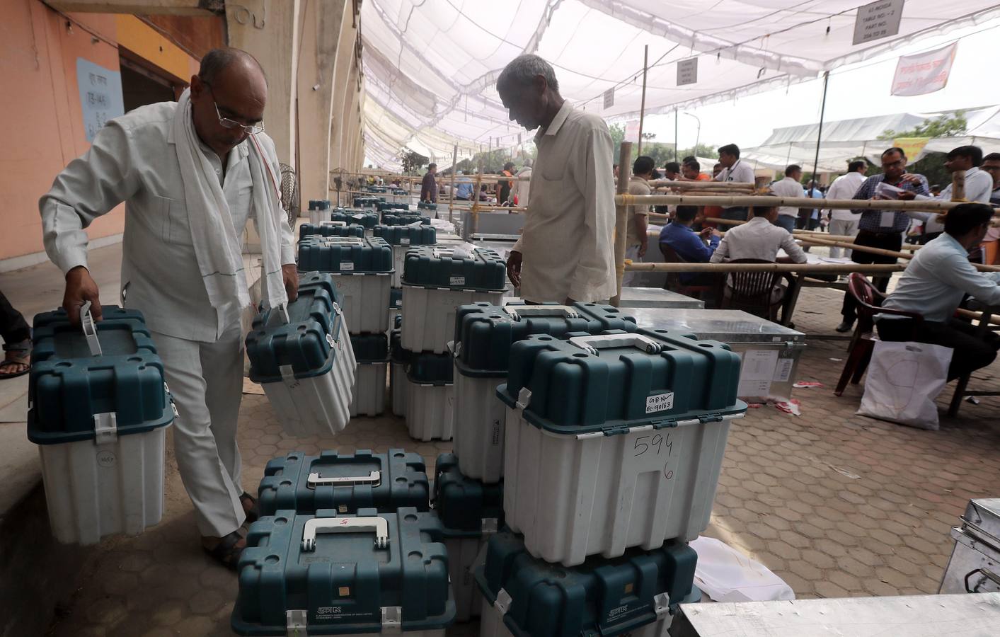 Delegados electorales reciben este miércoles las máquinas de votación un día antes del comienzo de la primera fase de las elecciones generales en Gautam Budh Nagar en Uttar Pradesh (India). La India, con casi 900 millones de votantes, se lanza este jueves a un despliegue mayúsculo de tecnología, seguridad y logística para garantizar que en la mayor democracia del mundo nadie quede sin depositar su voto. 