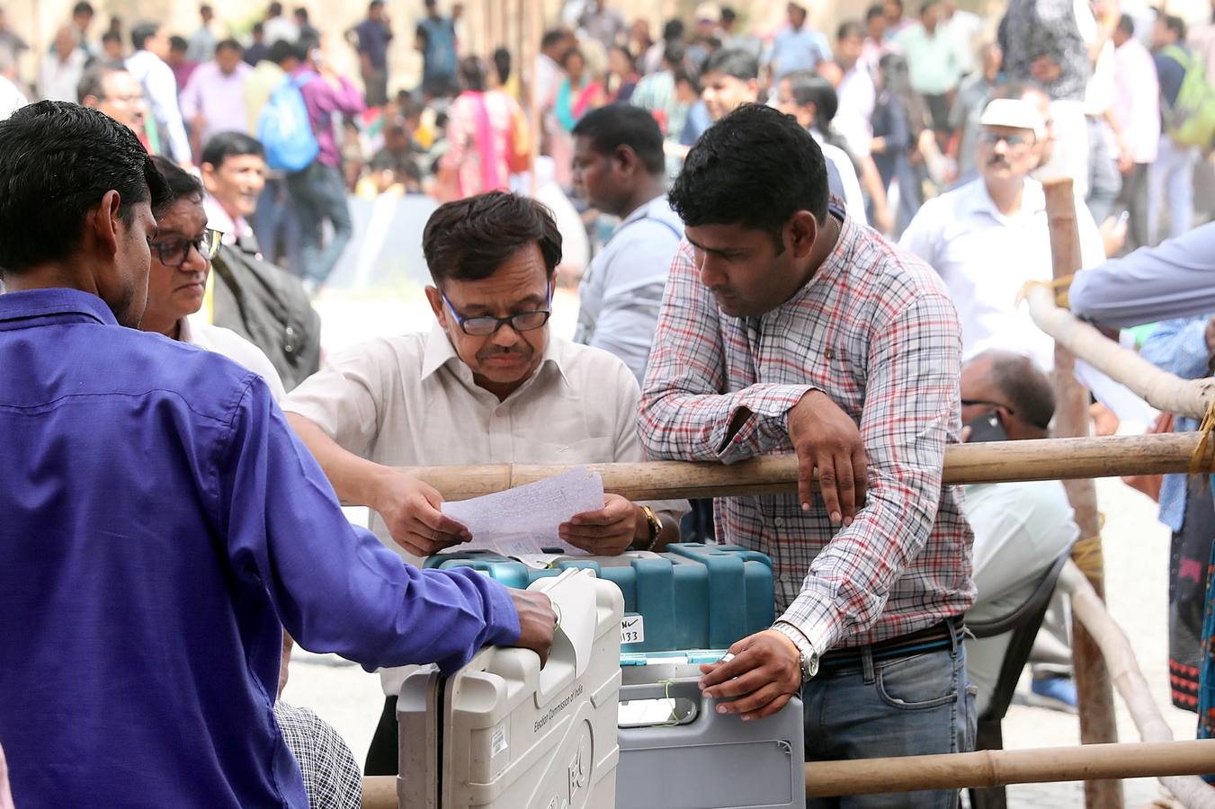Delegados electorales reciben este miércoles las máquinas de votación un día antes del comienzo de la primera fase de las elecciones generales en Gautam Budh Nagar en Uttar Pradesh (India). La India, con casi 900 millones de votantes, se lanza este jueves a un despliegue mayúsculo de tecnología, seguridad y logística para garantizar que en la mayor democracia del mundo nadie quede sin depositar su voto. 