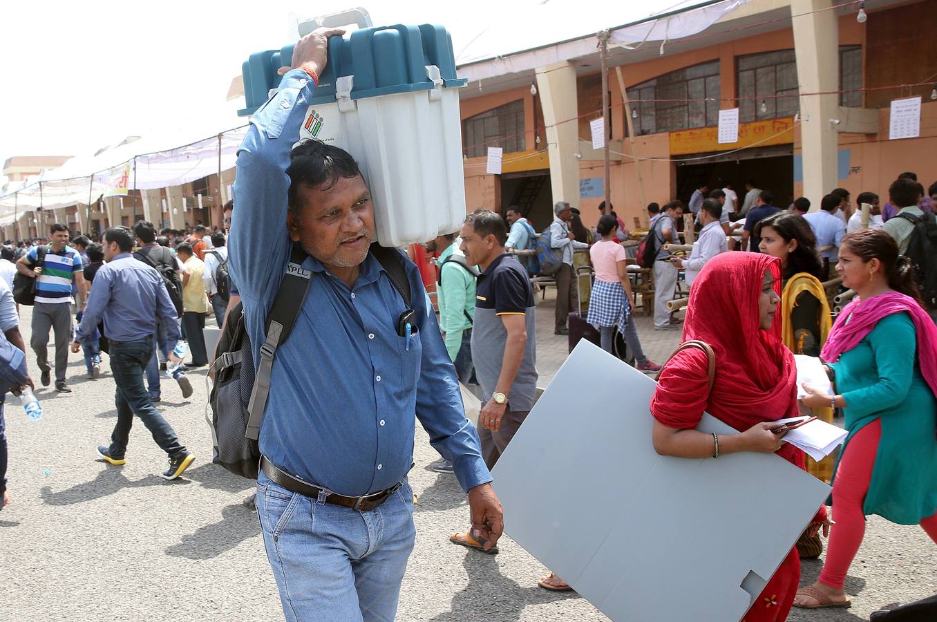 Delegados electorales reciben este miércoles las máquinas de votación un día antes del comienzo de la primera fase de las elecciones generales en Gautam Budh Nagar en Uttar Pradesh (India). La India, con casi 900 millones de votantes, se lanza este jueves a un despliegue mayúsculo de tecnología, seguridad y logística para garantizar que en la mayor democracia del mundo nadie quede sin depositar su voto. 