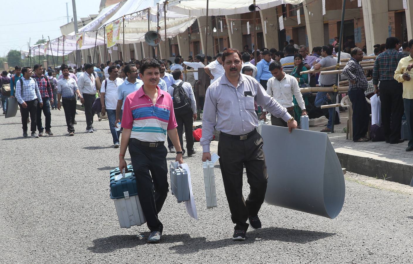 Delegados electorales reciben este miércoles las máquinas de votación un día antes del comienzo de la primera fase de las elecciones generales en Gautam Budh Nagar en Uttar Pradesh (India). La India, con casi 900 millones de votantes, se lanza este jueves a un despliegue mayúsculo de tecnología, seguridad y logística para garantizar que en la mayor democracia del mundo nadie quede sin depositar su voto. 