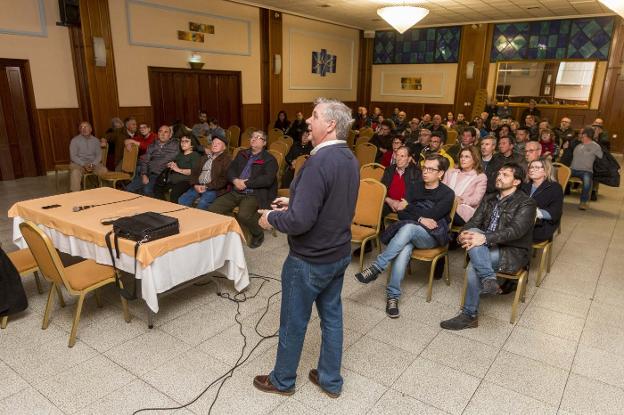 Imagen de archivo de una reunión de los propietarios. :: hoy