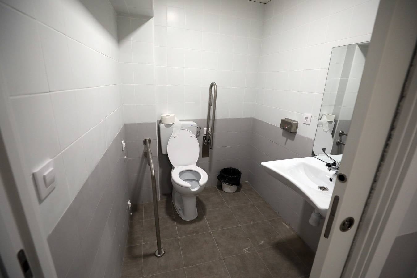 Se han instalado bucles magnéticos, baños adaptados, mostradores de doble altura, rampas de acceso y pavimentos de acanaladura