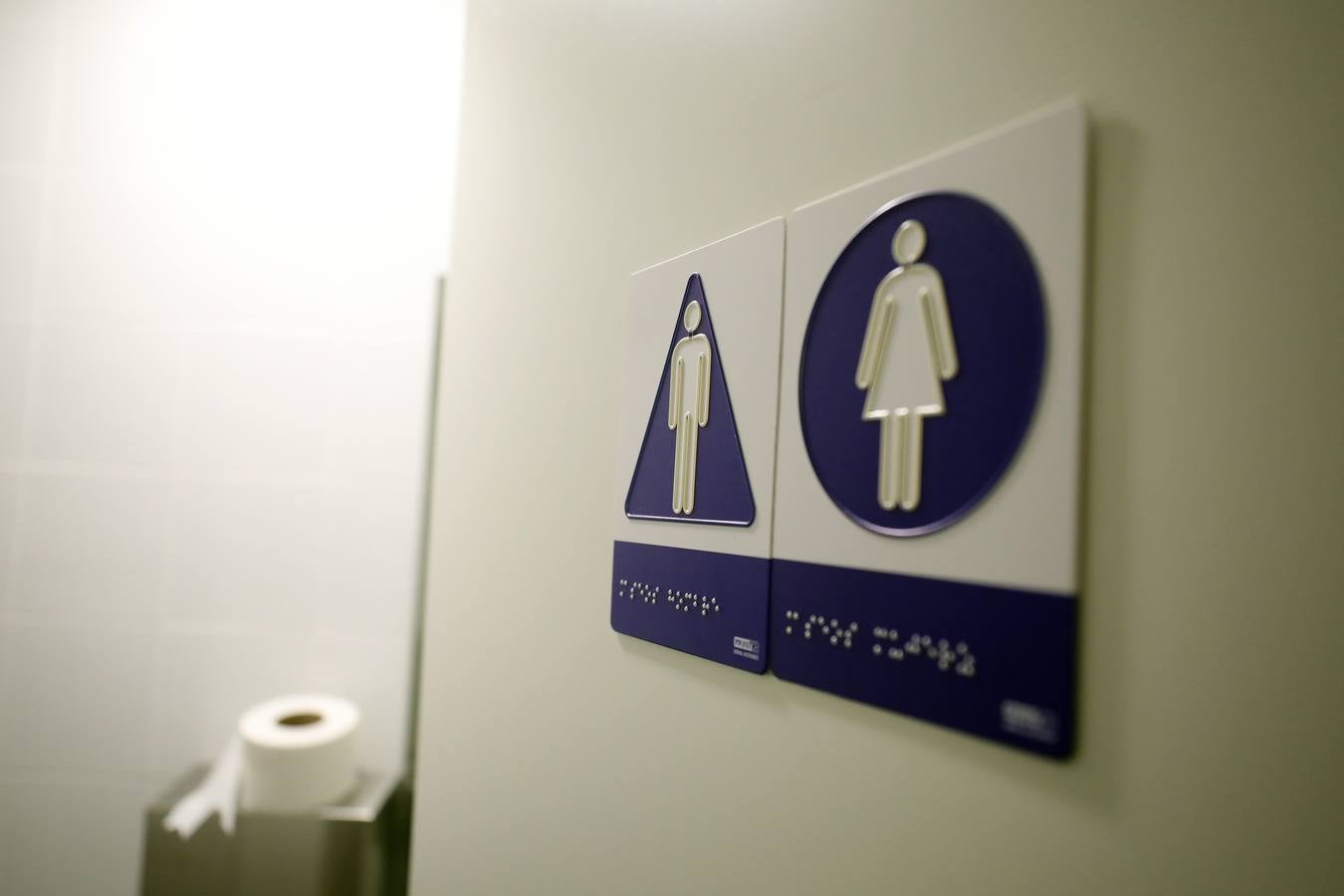 Se han instalado bucles magnéticos, baños adaptados, mostradores de doble altura, rampas de acceso y pavimentos de acanaladura