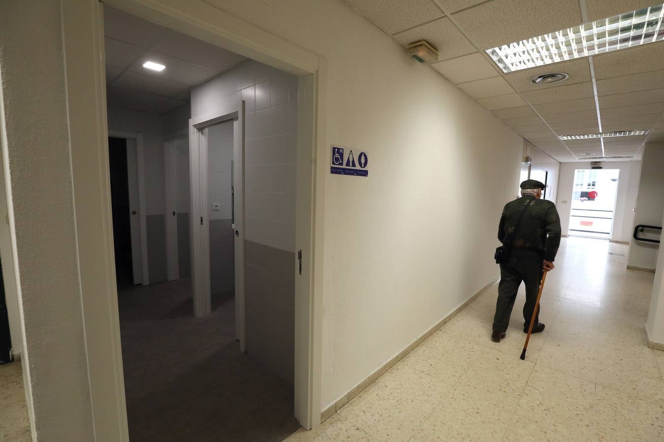 Se han instalado bucles magnéticos, baños adaptados, mostradores de doble altura, rampas de acceso y pavimentos de acanaladura