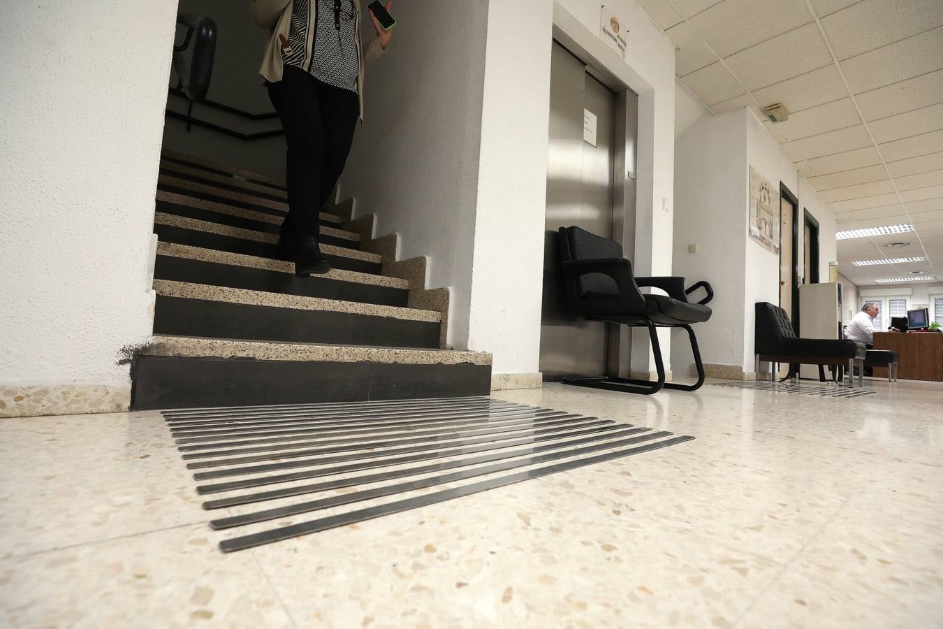 Se han instalado bucles magnéticos, baños adaptados, mostradores de doble altura, rampas de acceso y pavimentos de acanaladura