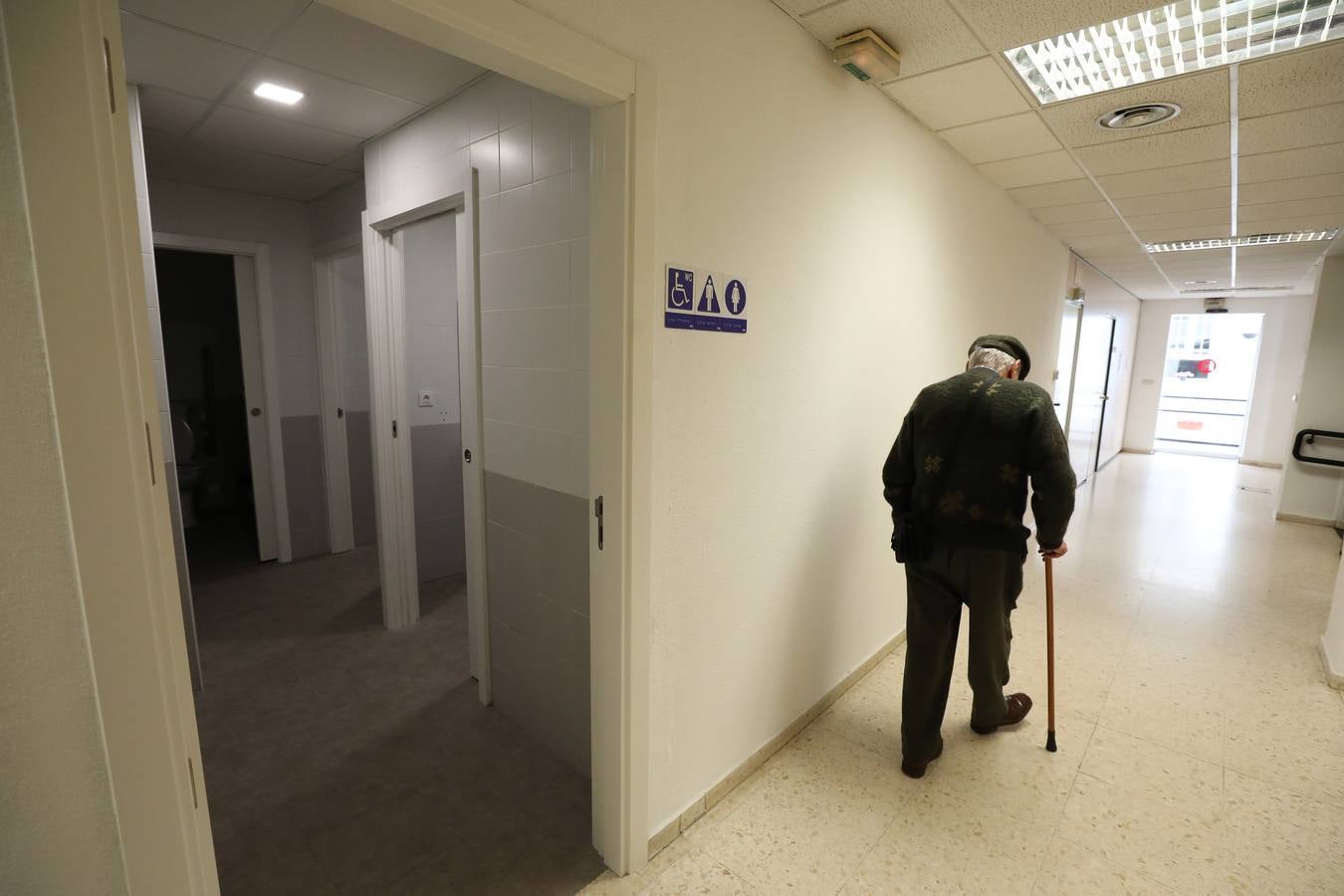 Se han instalado bucles magnéticos, baños adaptados, mostradores de doble altura, rampas de acceso y pavimentos de acanaladura