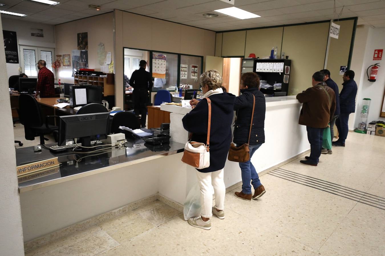 Se han instalado bucles magnéticos, baños adaptados, mostradores de doble altura, rampas de acceso y pavimentos de acanaladura