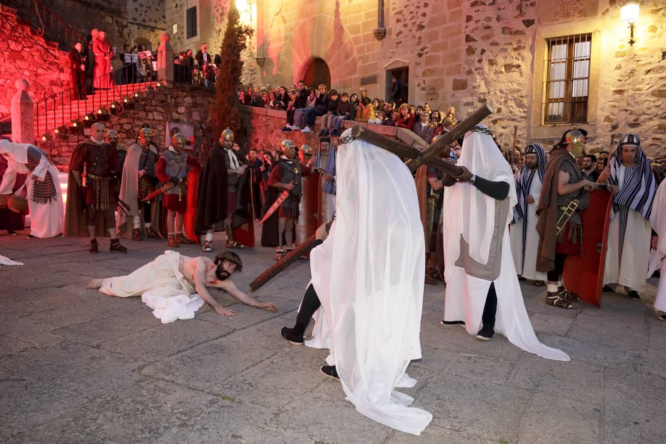 La Pasión Viviente de Cáceres arrancó ayer a las ocho y media de la tarde al ritmo que marcaban los tambores de la banda de la cofradía del Humilladero bajo el Arco de la Estrella. Una nutrida legión de romanos, integrada por miembros de las asociaciones Ara Concordiae y Emerita Antiqua de Mérida, descendió por la calle Gran Vía, se mezcló con el público y se detuvo a los pies de la Torre de Bujaco. Desde el balcón, un centurión alertó a los asistentes de la presencia de un alborotador, «al que llaman el galileo». Vigilemos, dijo, «para que no haya una revuelta». Y, a continuación, exclamó: «¡Militares, adelante!». 