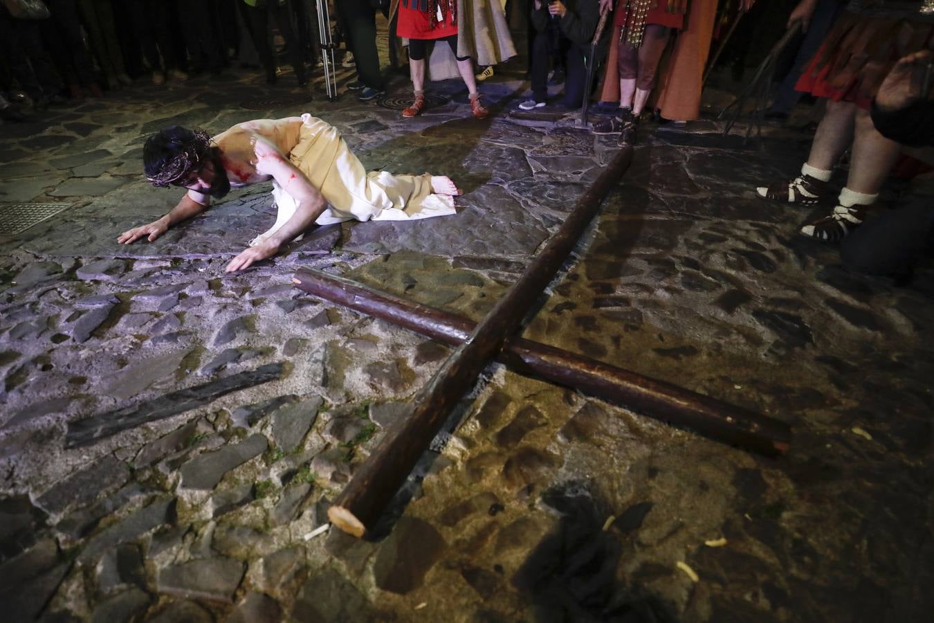 La Pasión Viviente de Cáceres arrancó ayer a las ocho y media de la tarde al ritmo que marcaban los tambores de la banda de la cofradía del Humilladero bajo el Arco de la Estrella. Una nutrida legión de romanos, integrada por miembros de las asociaciones Ara Concordiae y Emerita Antiqua de Mérida, descendió por la calle Gran Vía, se mezcló con el público y se detuvo a los pies de la Torre de Bujaco. Desde el balcón, un centurión alertó a los asistentes de la presencia de un alborotador, «al que llaman el galileo». Vigilemos, dijo, «para que no haya una revuelta». Y, a continuación, exclamó: «¡Militares, adelante!». 