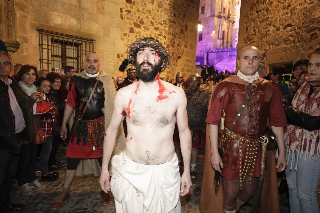 La Pasión Viviente de Cáceres arrancó ayer a las ocho y media de la tarde al ritmo que marcaban los tambores de la banda de la cofradía del Humilladero bajo el Arco de la Estrella. Una nutrida legión de romanos, integrada por miembros de las asociaciones Ara Concordiae y Emerita Antiqua de Mérida, descendió por la calle Gran Vía, se mezcló con el público y se detuvo a los pies de la Torre de Bujaco. Desde el balcón, un centurión alertó a los asistentes de la presencia de un alborotador, «al que llaman el galileo». Vigilemos, dijo, «para que no haya una revuelta». Y, a continuación, exclamó: «¡Militares, adelante!». 