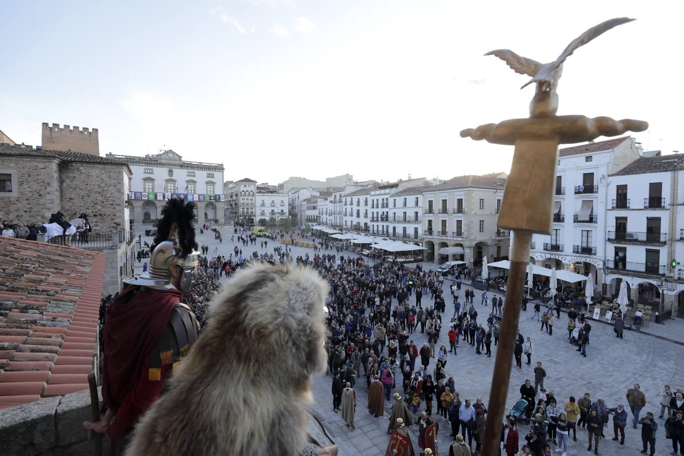 La Pasión Viviente de Cáceres arrancó ayer a las ocho y media de la tarde al ritmo que marcaban los tambores de la banda de la cofradía del Humilladero bajo el Arco de la Estrella. Una nutrida legión de romanos, integrada por miembros de las asociaciones Ara Concordiae y Emerita Antiqua de Mérida, descendió por la calle Gran Vía, se mezcló con el público y se detuvo a los pies de la Torre de Bujaco. Desde el balcón, un centurión alertó a los asistentes de la presencia de un alborotador, «al que llaman el galileo». Vigilemos, dijo, «para que no haya una revuelta». Y, a continuación, exclamó: «¡Militares, adelante!». 