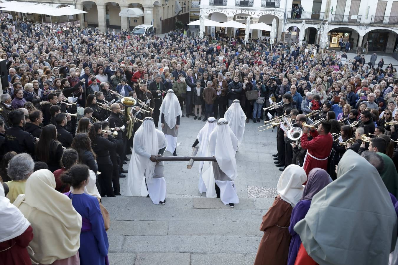 La Pasión Viviente de Cáceres arrancó ayer a las ocho y media de la tarde al ritmo que marcaban los tambores de la banda de la cofradía del Humilladero bajo el Arco de la Estrella. Una nutrida legión de romanos, integrada por miembros de las asociaciones Ara Concordiae y Emerita Antiqua de Mérida, descendió por la calle Gran Vía, se mezcló con el público y se detuvo a los pies de la Torre de Bujaco. Desde el balcón, un centurión alertó a los asistentes de la presencia de un alborotador, «al que llaman el galileo». Vigilemos, dijo, «para que no haya una revuelta». Y, a continuación, exclamó: «¡Militares, adelante!». 