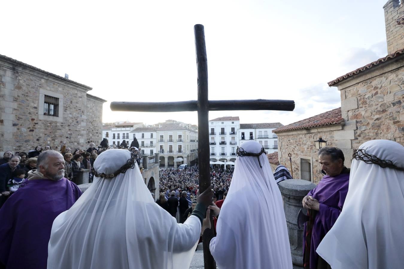 La Pasión Viviente de Cáceres arrancó ayer a las ocho y media de la tarde al ritmo que marcaban los tambores de la banda de la cofradía del Humilladero bajo el Arco de la Estrella. Una nutrida legión de romanos, integrada por miembros de las asociaciones Ara Concordiae y Emerita Antiqua de Mérida, descendió por la calle Gran Vía, se mezcló con el público y se detuvo a los pies de la Torre de Bujaco. Desde el balcón, un centurión alertó a los asistentes de la presencia de un alborotador, «al que llaman el galileo». Vigilemos, dijo, «para que no haya una revuelta». Y, a continuación, exclamó: «¡Militares, adelante!». 