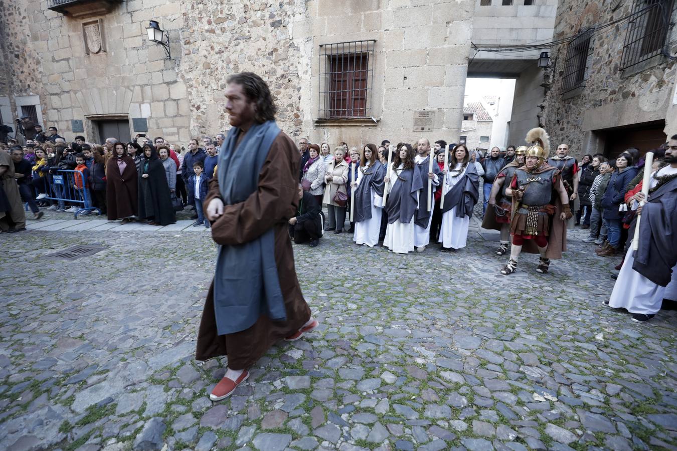 La Pasión Viviente de Cáceres arrancó ayer a las ocho y media de la tarde al ritmo que marcaban los tambores de la banda de la cofradía del Humilladero bajo el Arco de la Estrella. Una nutrida legión de romanos, integrada por miembros de las asociaciones Ara Concordiae y Emerita Antiqua de Mérida, descendió por la calle Gran Vía, se mezcló con el público y se detuvo a los pies de la Torre de Bujaco. Desde el balcón, un centurión alertó a los asistentes de la presencia de un alborotador, «al que llaman el galileo». Vigilemos, dijo, «para que no haya una revuelta». Y, a continuación, exclamó: «¡Militares, adelante!». 