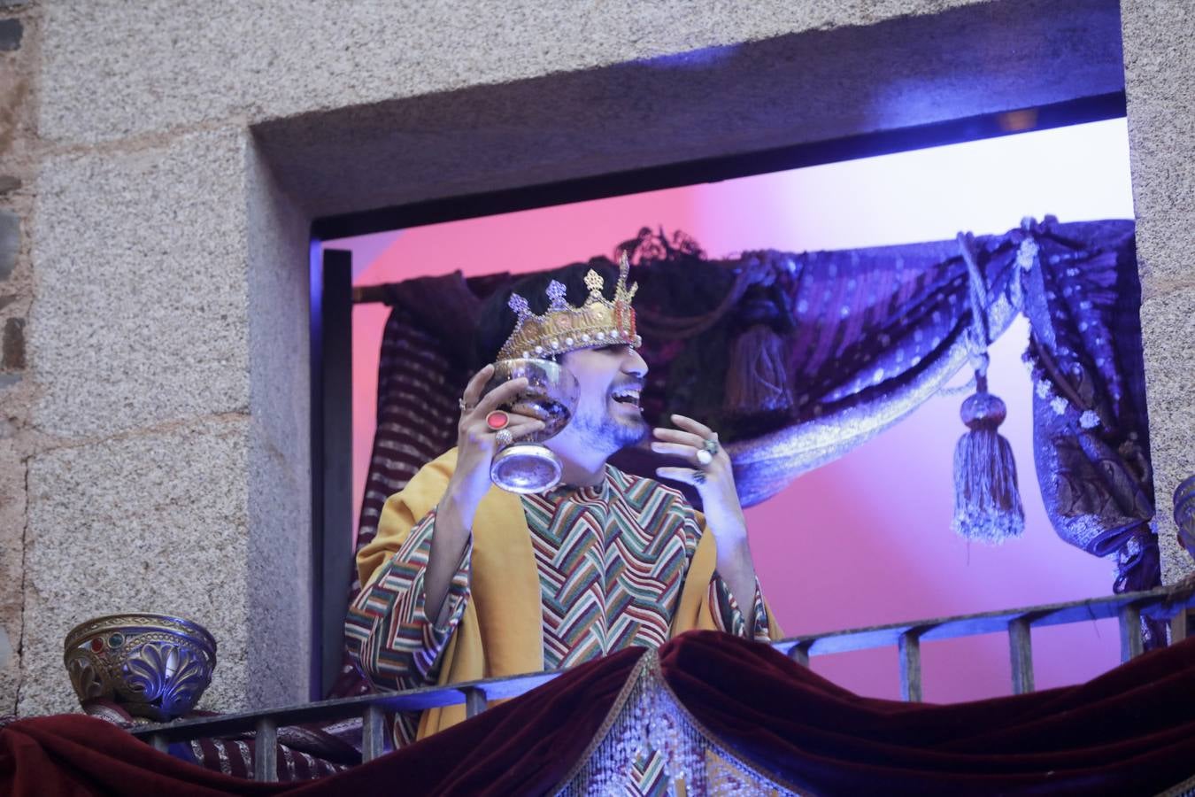 La Pasión Viviente de Cáceres arrancó ayer a las ocho y media de la tarde al ritmo que marcaban los tambores de la banda de la cofradía del Humilladero bajo el Arco de la Estrella. Una nutrida legión de romanos, integrada por miembros de las asociaciones Ara Concordiae y Emerita Antiqua de Mérida, descendió por la calle Gran Vía, se mezcló con el público y se detuvo a los pies de la Torre de Bujaco. Desde el balcón, un centurión alertó a los asistentes de la presencia de un alborotador, «al que llaman el galileo». Vigilemos, dijo, «para que no haya una revuelta». Y, a continuación, exclamó: «¡Militares, adelante!». 