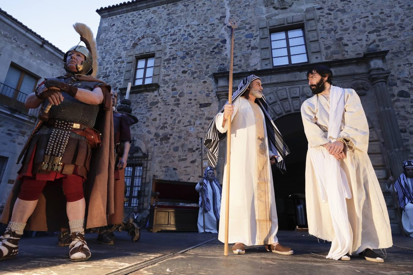 La Pasión Viviente de Cáceres arrancó ayer a las ocho y media de la tarde al ritmo que marcaban los tambores de la banda de la cofradía del Humilladero bajo el Arco de la Estrella. Una nutrida legión de romanos, integrada por miembros de las asociaciones Ara Concordiae y Emerita Antiqua de Mérida, descendió por la calle Gran Vía, se mezcló con el público y se detuvo a los pies de la Torre de Bujaco. Desde el balcón, un centurión alertó a los asistentes de la presencia de un alborotador, «al que llaman el galileo». Vigilemos, dijo, «para que no haya una revuelta». Y, a continuación, exclamó: «¡Militares, adelante!». 