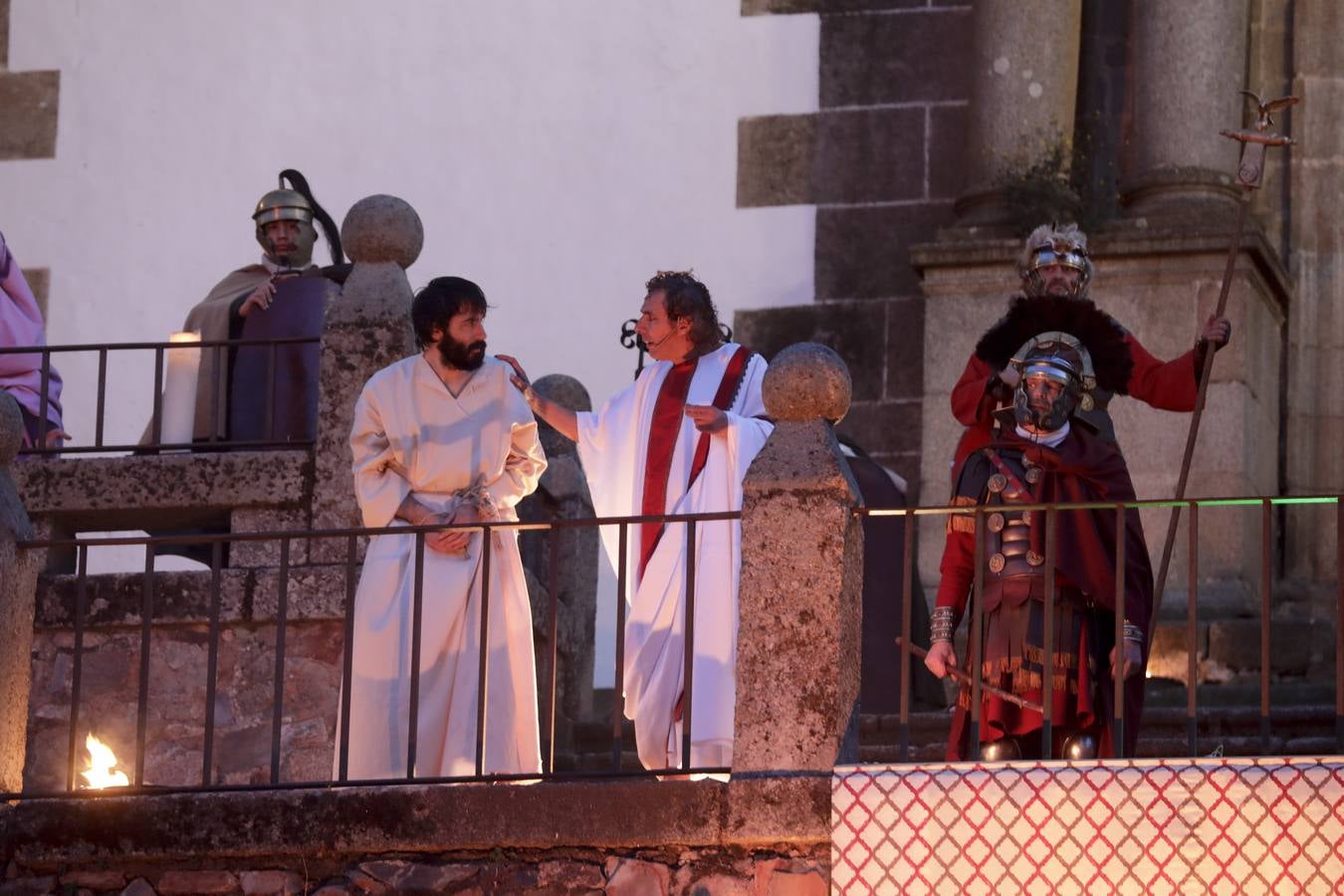 La Pasión Viviente de Cáceres arrancó ayer a las ocho y media de la tarde al ritmo que marcaban los tambores de la banda de la cofradía del Humilladero bajo el Arco de la Estrella. Una nutrida legión de romanos, integrada por miembros de las asociaciones Ara Concordiae y Emerita Antiqua de Mérida, descendió por la calle Gran Vía, se mezcló con el público y se detuvo a los pies de la Torre de Bujaco. Desde el balcón, un centurión alertó a los asistentes de la presencia de un alborotador, «al que llaman el galileo». Vigilemos, dijo, «para que no haya una revuelta». Y, a continuación, exclamó: «¡Militares, adelante!». 