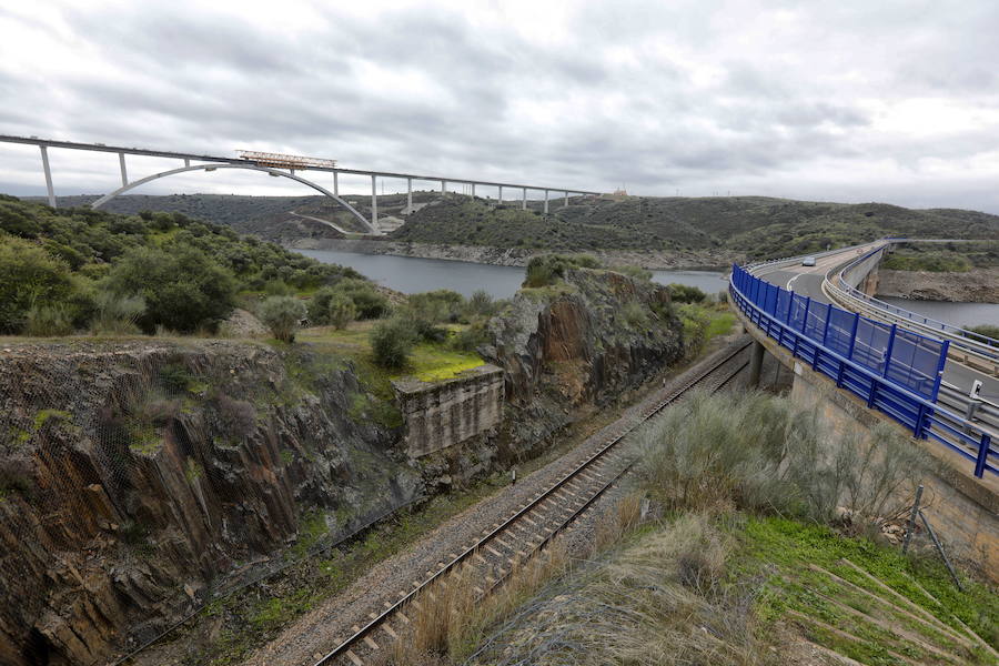 Vías del tren convencional y, al fondo, el nuevo viaducto del AVE sobre el río Tajo. :: HOY