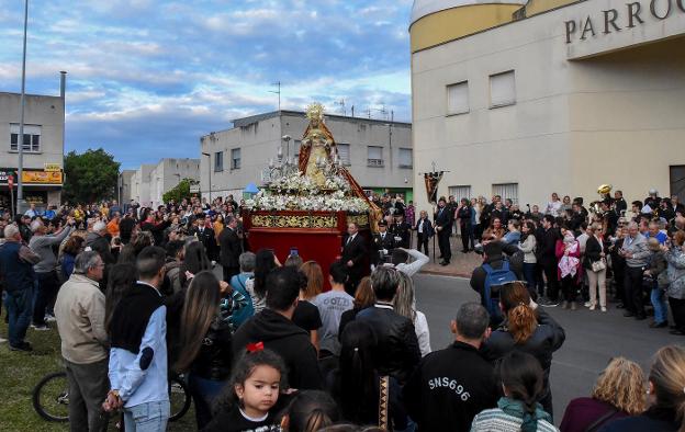 La Virgen del Cerro de Reyes ayer, a la salida de la parroquia de Jesús Obrero. :: C.MORENO