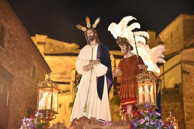 Las figuras secundarias que están en el paso de Jesús no saldrán en la procesión de esta noche. :: david palma