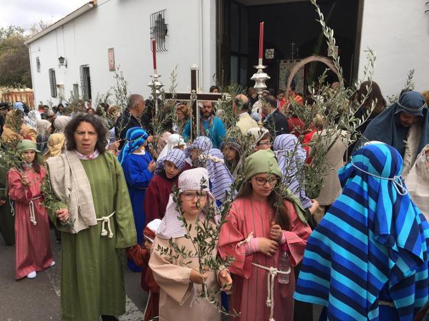 La procesión de la Borriquita inauguró los desfiles. :: g. c.